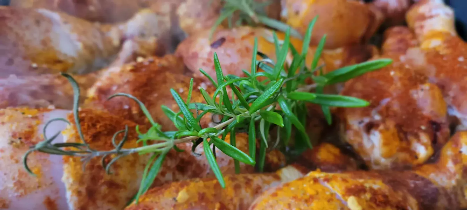 Pałki z Kurczaka z Rozmarynem, Warzywami i Ziemniakami