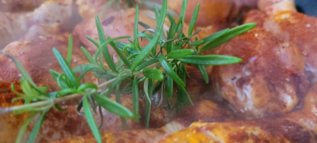 Pałki z Kurczaka z Rozmarynem, Warzywami i Ziemniakami