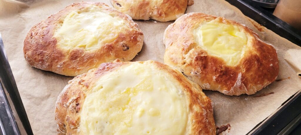 Puszyste drożdżówki z budyniem - Przepis