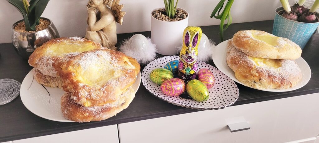 Puszyste drożdżówki z budyniem - Przepis 