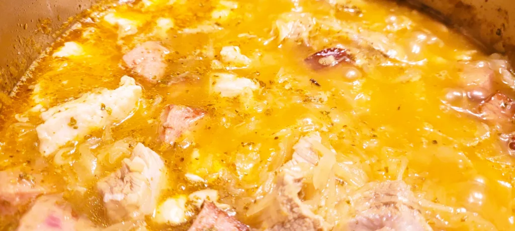 Polski Bigos: Przepis na Tradycję w Garnku