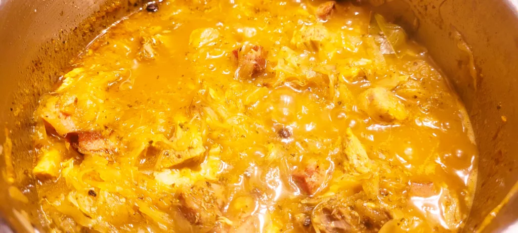 Polski Bigos: Przepis na Tradycję w Garnku