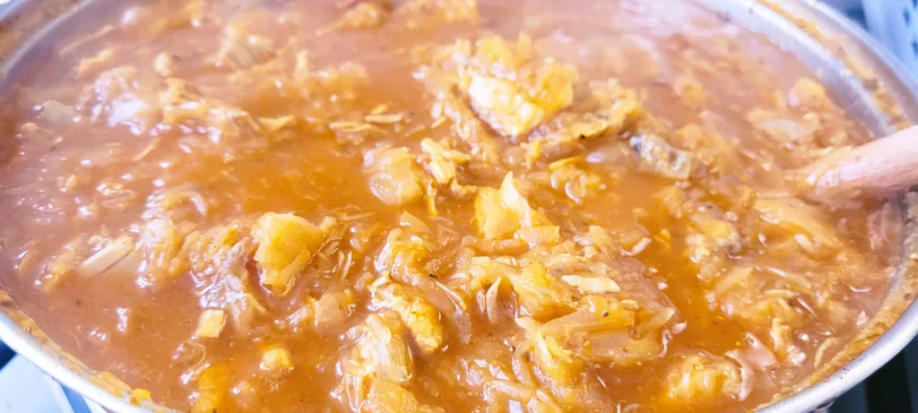 Polski Bigos: Przepis na Tradycję w Garnku
