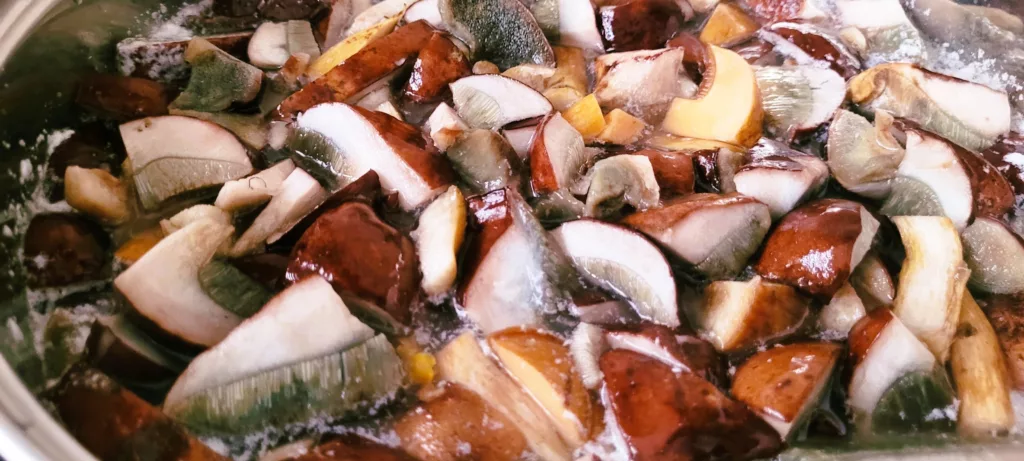 Polski Bigos: Przepis na Tradycję w Garnku