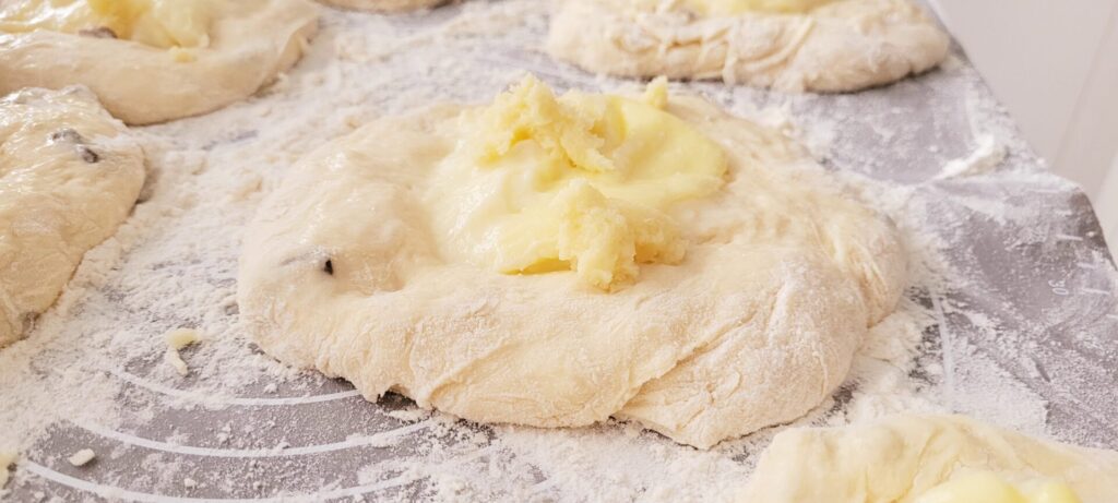 Puszyste drożdżówki z budyniem - Przepis