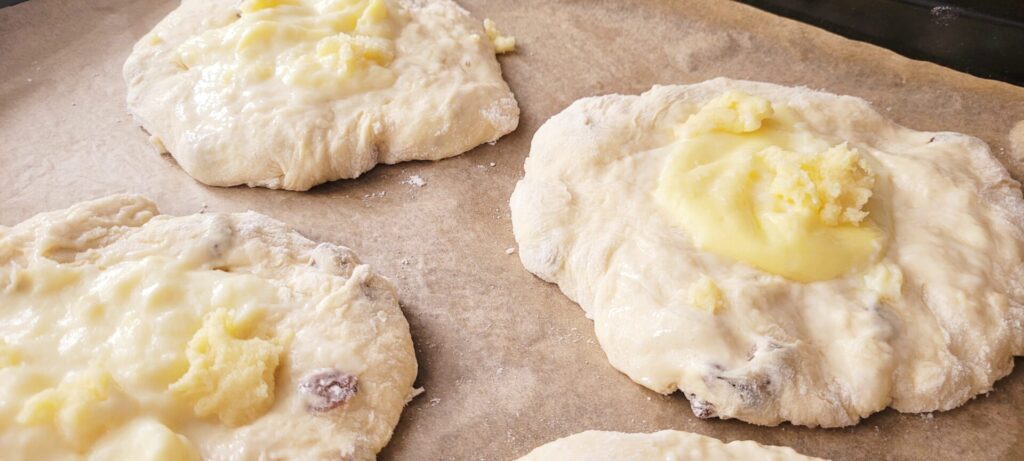 Puszyste drożdżówki z budyniem - Przepis