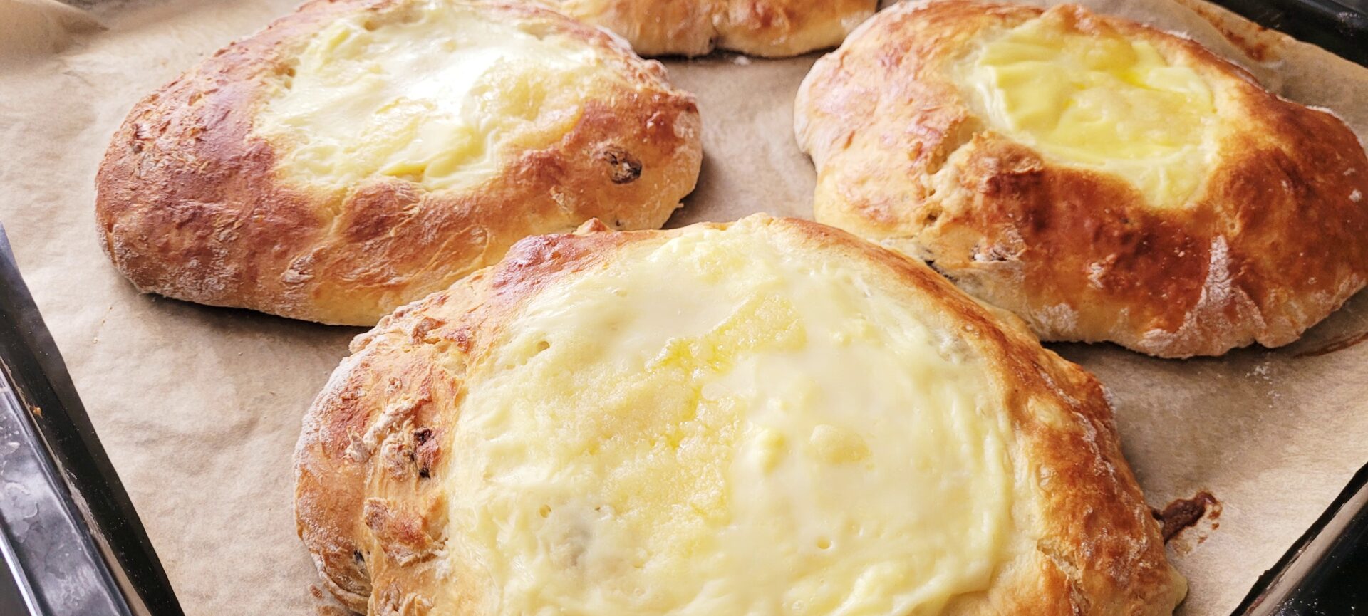 Puszyste drożdżówki z budyniem - Przepis