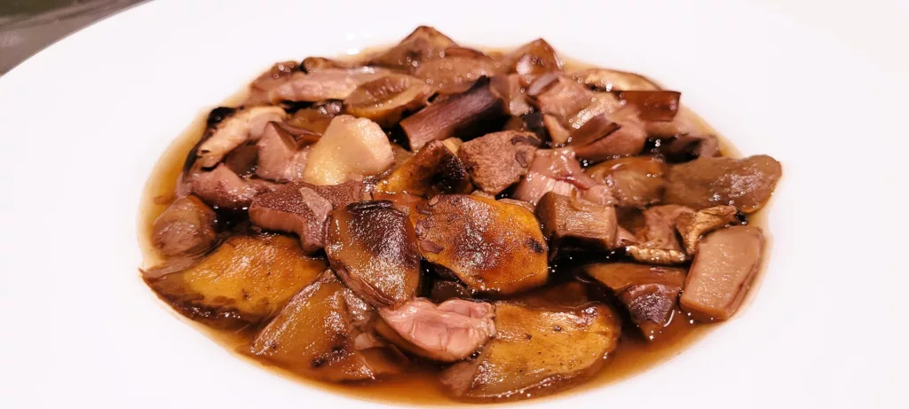 Sos z cebuli i grzybów do schabowego