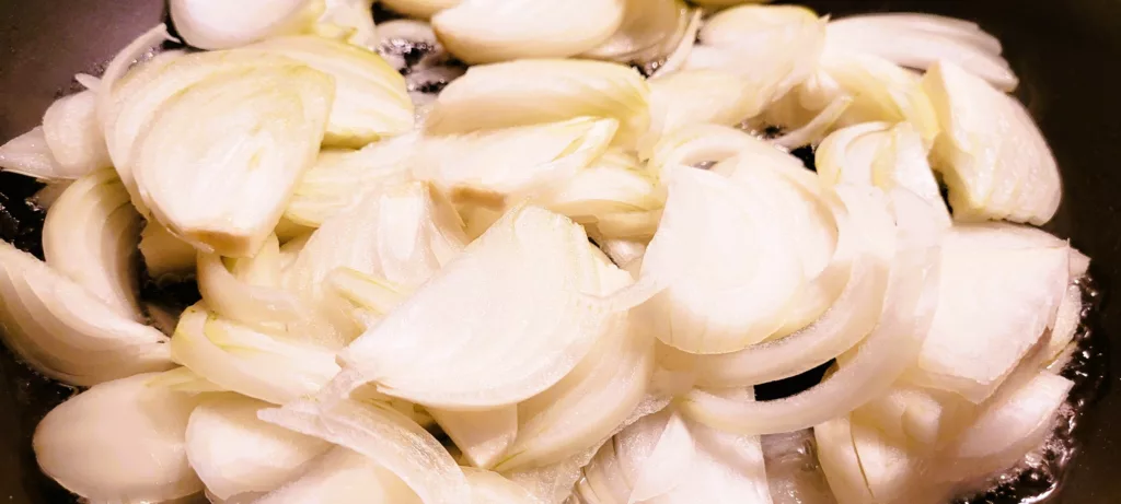 Sos z cebuli i grzybów do schabowego