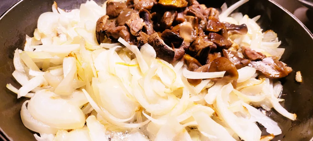 Sos z cebuli i grzybów do schabowego