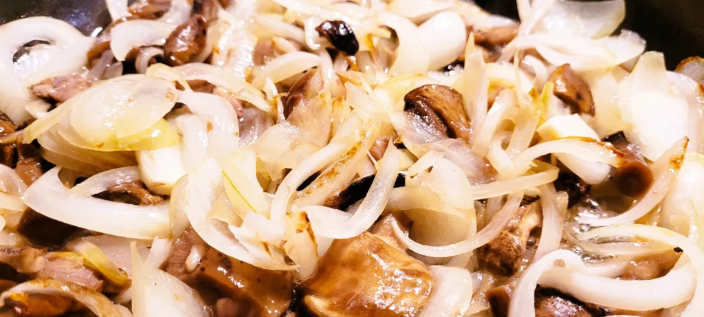 Sos z cebuli i grzybów do schabowego