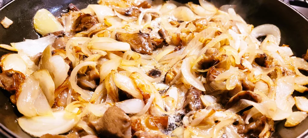 Sos z cebuli i grzybów do schabowego