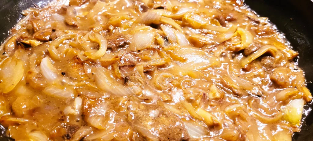 Sos z cebuli i grzybów do schabowego