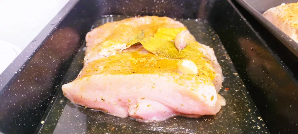 Pieczona Pierś z Indyka z Ziołami i Cytryną