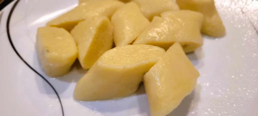 Kluski leniwe: smak twarogu i ziemniaków
