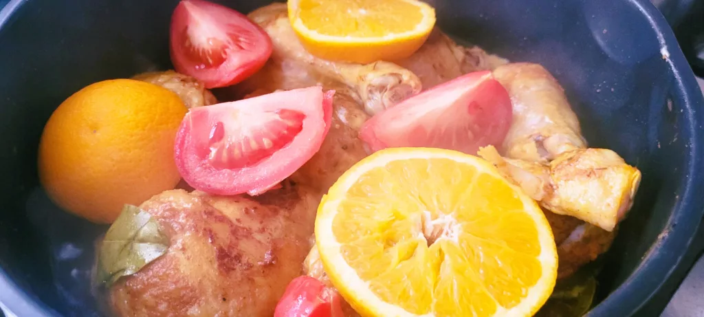 Kurczak duszony na patelni w pomarańczach