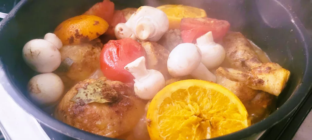 Kurczak duszony na patelni w pomarańczach