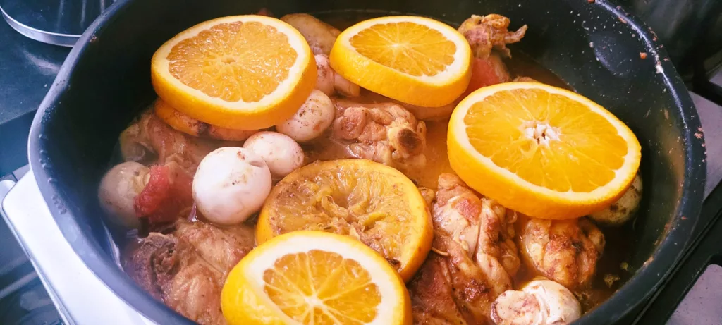 Kurczak duszony na patelni w pomarańczach