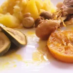 Kurczak duszony na patelni w pomarańczach