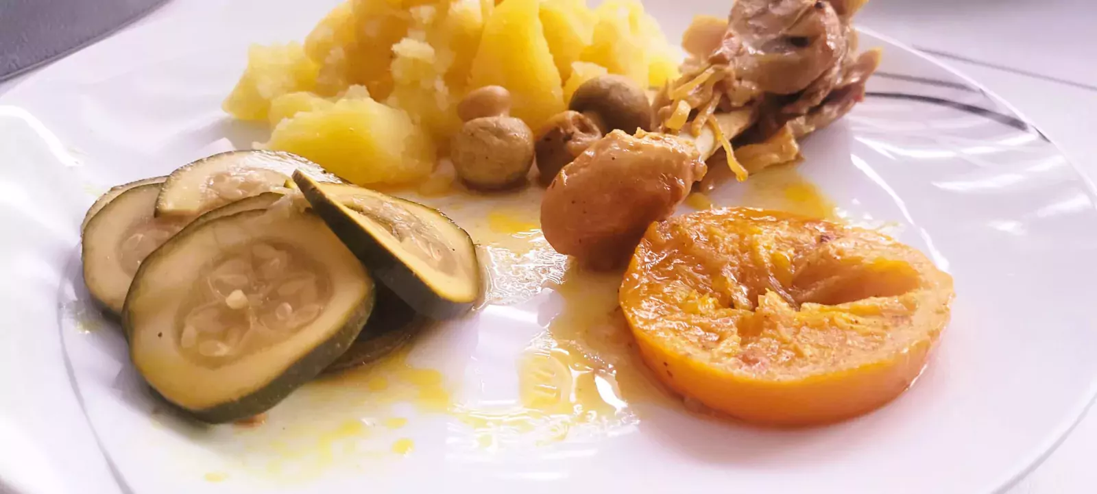 Kurczak duszony na patelni w pomarańczach