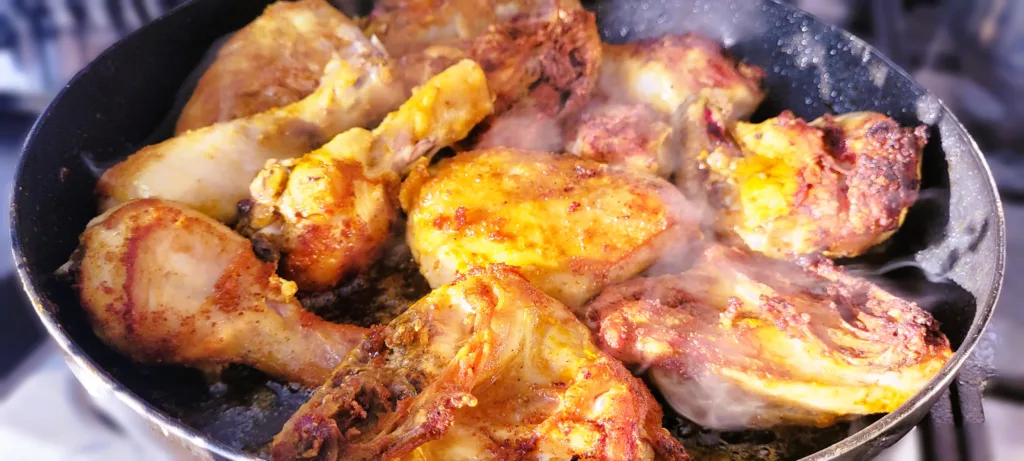 Kurczak w sosie własnym podawany z ryżem, kalafiorem i marchewką