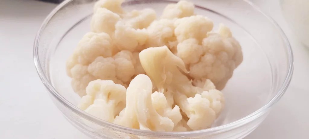 Kurczak w sosie własnym podawany z ryżem, kalafiorem i marchewką