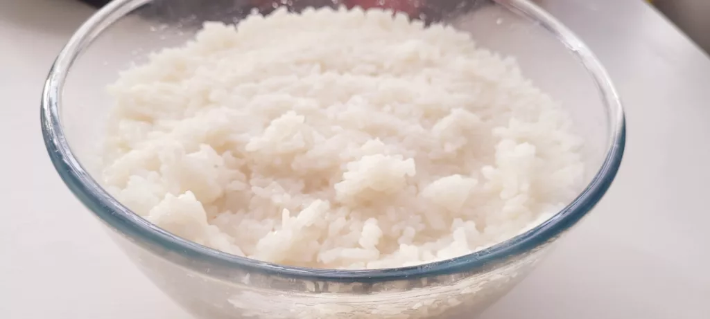 Kurczak w sosie własnym podawany z ryżem, kalafiorem i marchewką