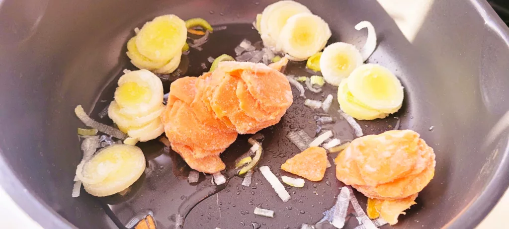 Kurczak w sosie własnym podawany z ryżem, kalafiorem i marchewką