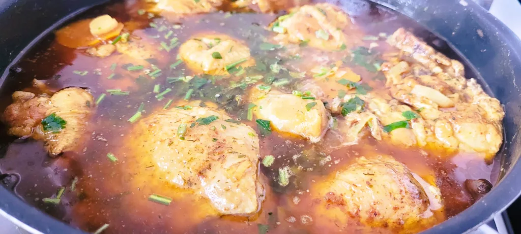 Kurczak w sosie własnym podawany z ryżem, kalafiorem i marchewką