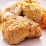 Kurczak w sosie własnym podawany z ryżem, kalafiorem i marchewką