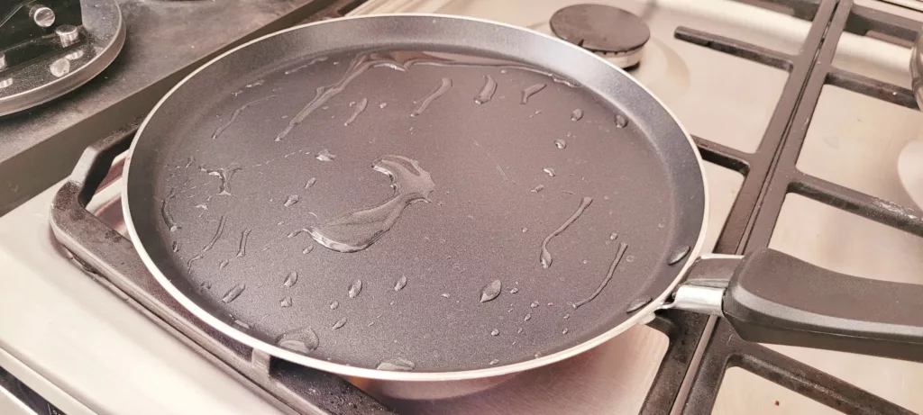 Puchate naleśniki z serem i rodzynkami