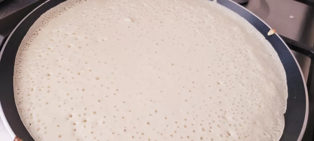 Puchate naleśniki z serem i rodzynkami