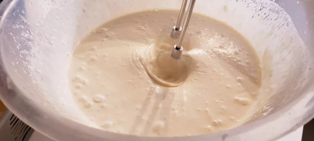 Puchate naleśniki z serem i rodzynkami