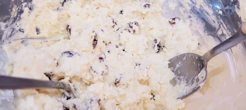 Puchate naleśniki z serem i rodzynkami