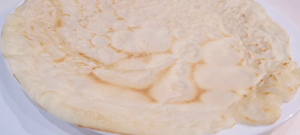 Puchate naleśniki z serem i rodzynkami