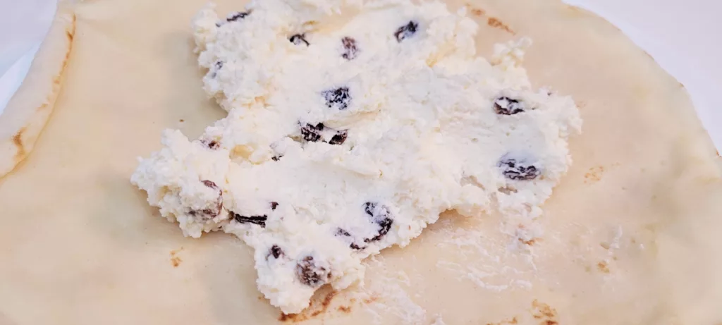 Puchate naleśniki z serem i rodzynkami