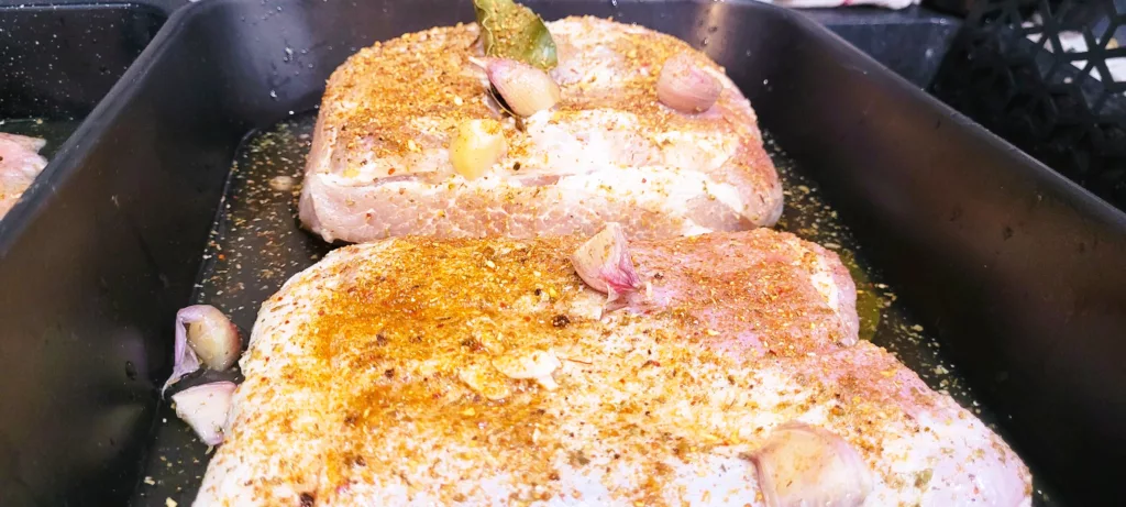 Mięso Pieczone z Solanki w Marynacie