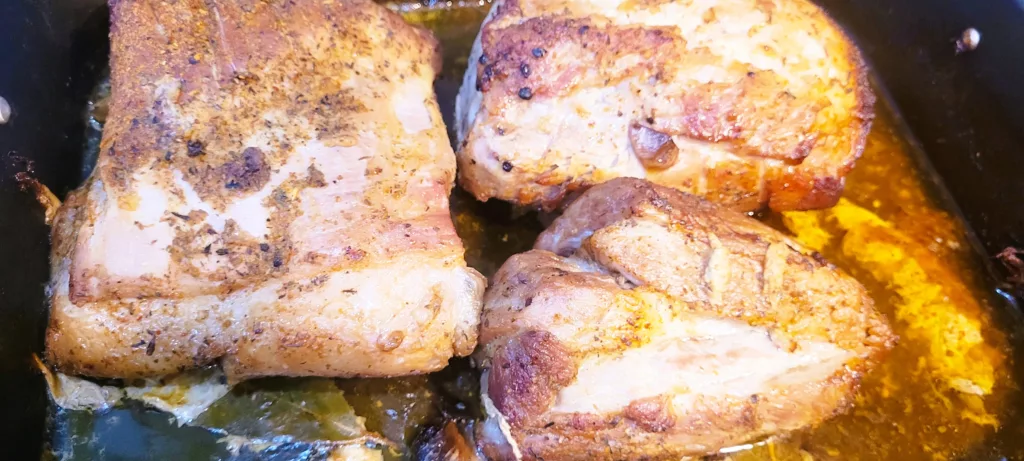 Mięso Pieczone z Solanki w Marynacie