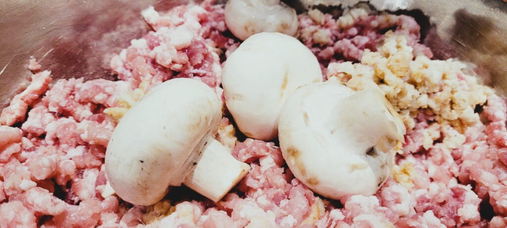 Kotlet mielony z pieczarkami i szczypiorkiem