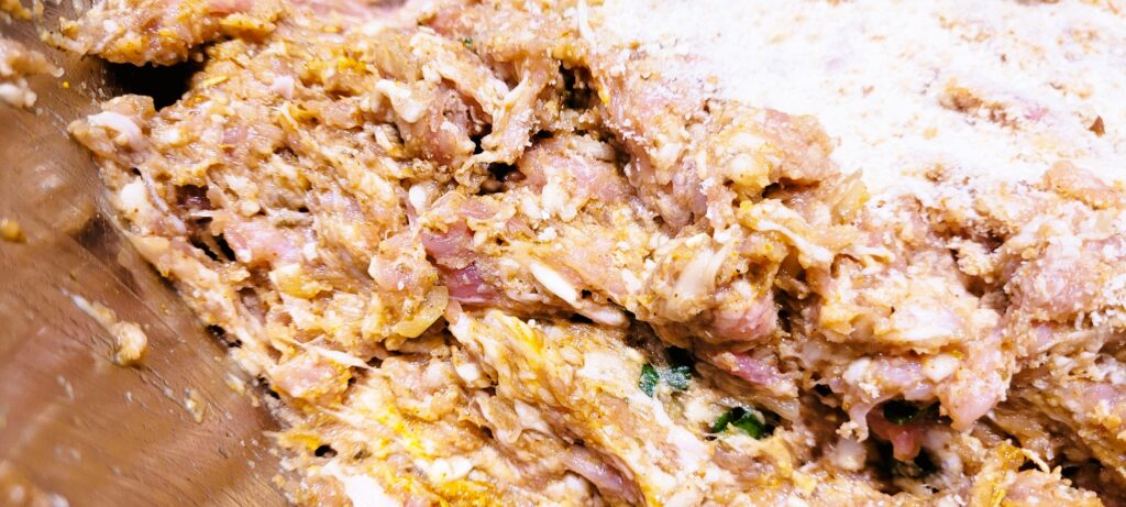 Kotlet mielony z pieczarkami i szczypiorkiem