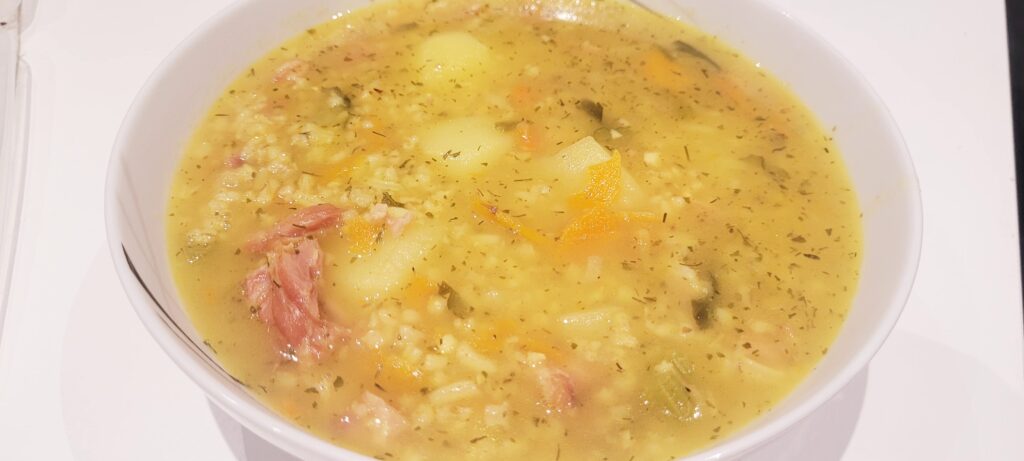 Krupnik na wędzonce – przepis na sycącą zupę