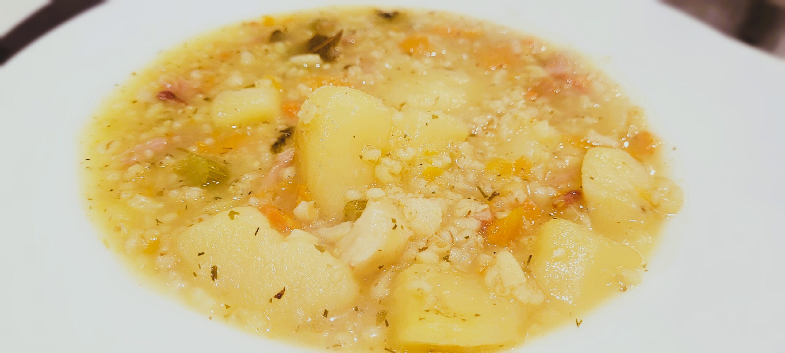 Krupnik na wędzonce – przepis na sycącą zupę