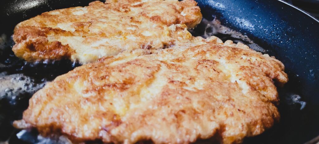 Soczysty kotlet z piersi kurczaka – sprawdzony domowy przepis