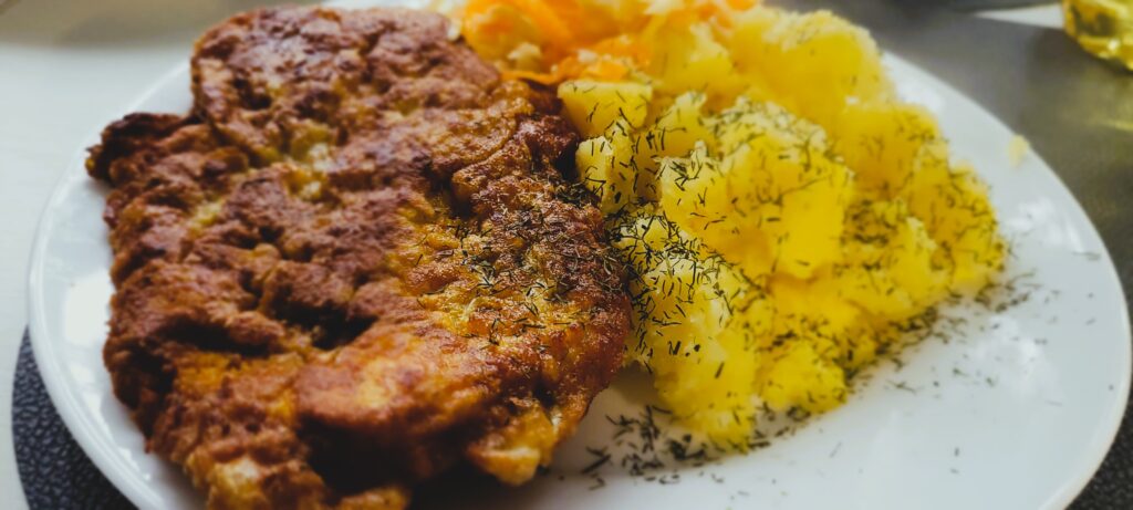 Soczysty kotlet z piersi kurczaka – sprawdzony domowy przepis