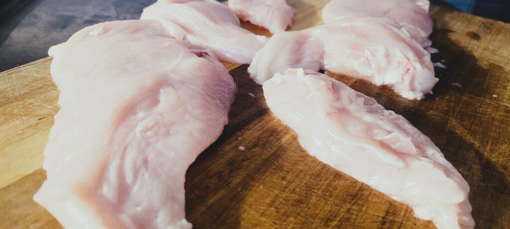 Soczysty kotlet z piersi kurczaka – sprawdzony domowy przepis