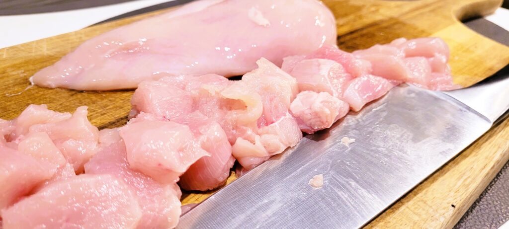 Kurczak Curry z Frytkami i Sosem Czosnkowym