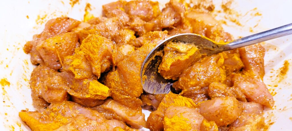 Kurczak Curry z Frytkami i Sosem Czosnkowym