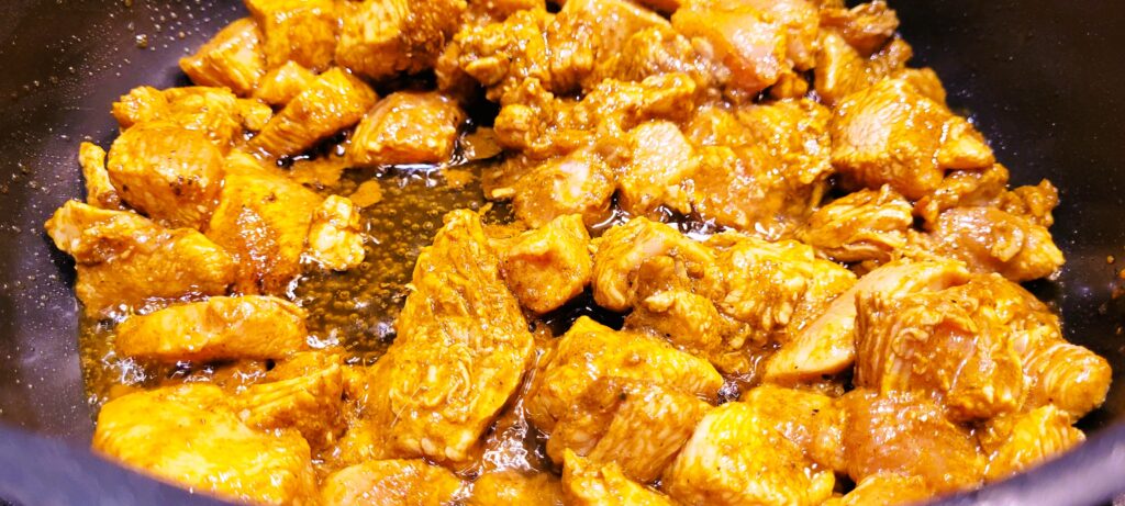 Kurczak Curry z Frytkami i Sosem Czosnkowym