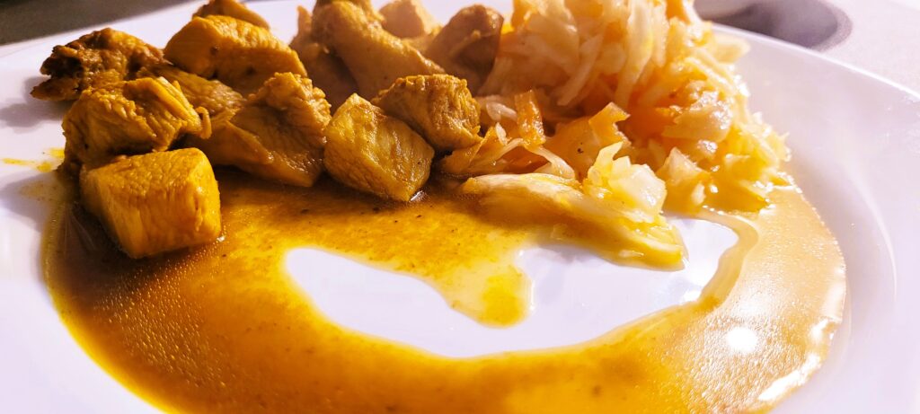 Kurczak Curry z Frytkami i Sosem Czosnkowym