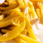 Kurczak Curry z Frytkami i Sosem Czosnkowym